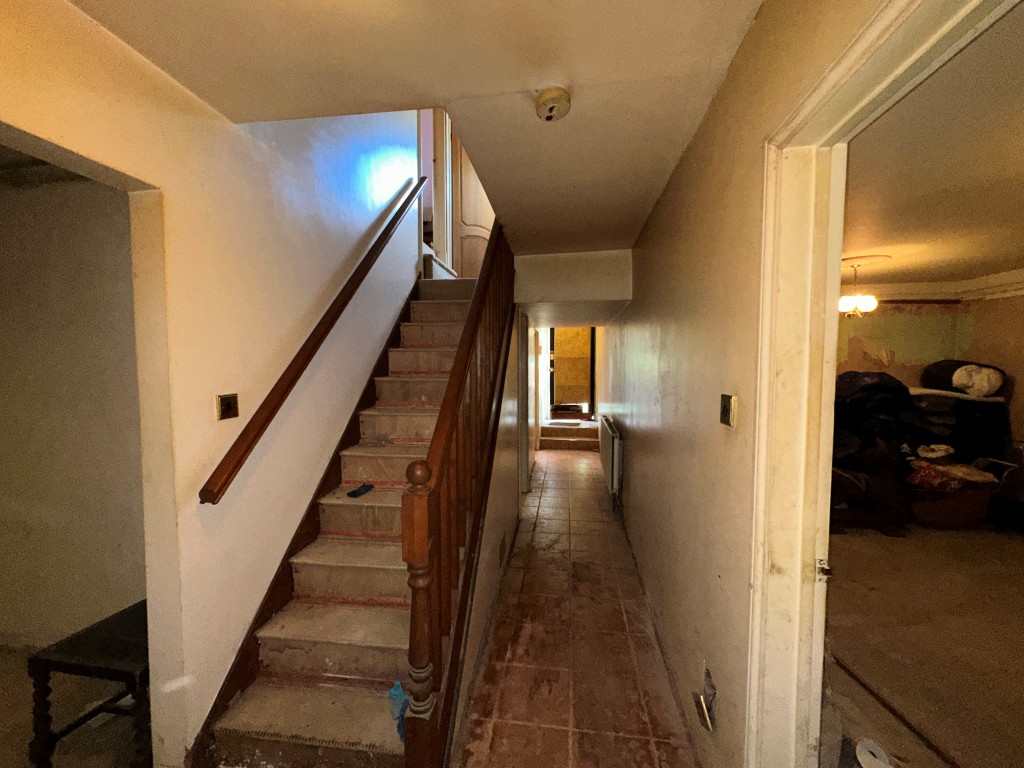 Lot: 227 - THREE-BEDROOM OLD SCHOOL UNIT WITH POTENTIAL - Ground Floor Hallway view from living room